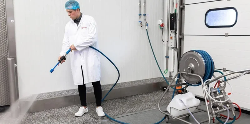 Was für eine Reinigungsanlage - abgesehen von einer Schlauchaufroller aus Edelstahl - sonst noch benötigt wird