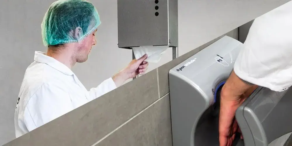 Handen drogen: papierdispenser of een elektrische handendroger?