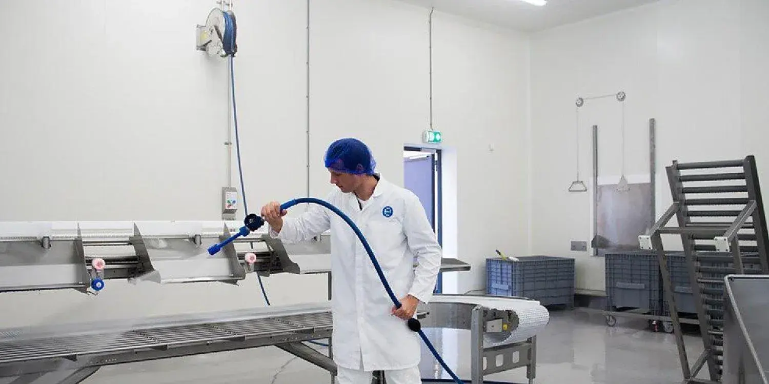 Ergonomische Arbeit in der Fabrik mit einer professionellen Schlauchaufroller aus Edelstahl