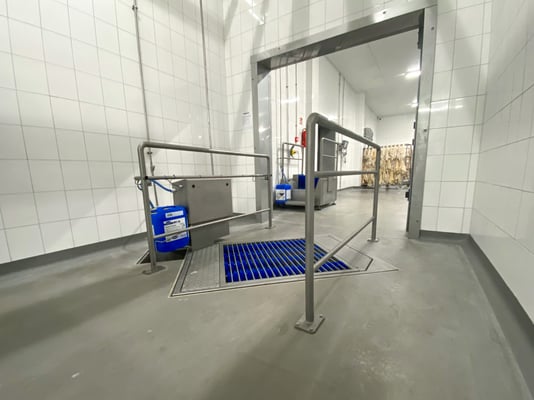 Clean the wheel of fork lift