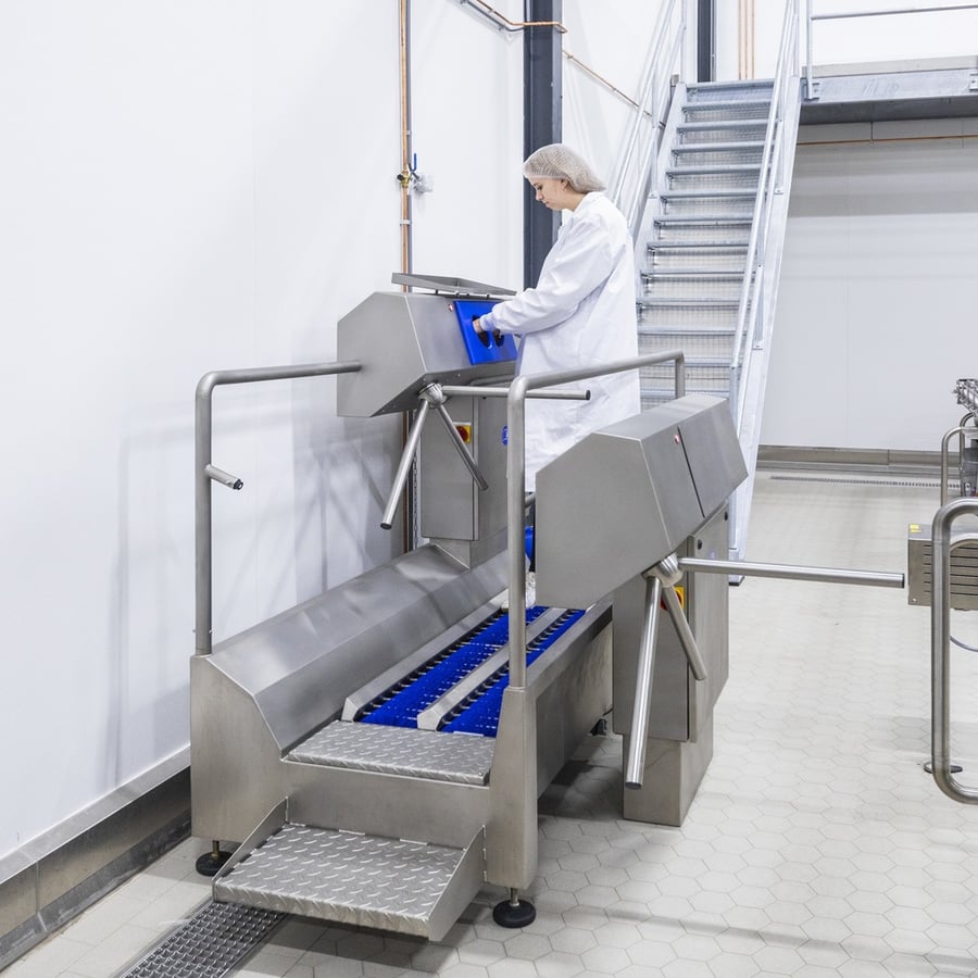 Personnel hygiene station for livestock farm biosecurity