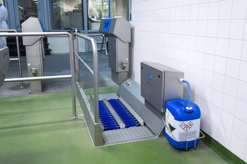 SOLE CLEANING AND HAND DISINFECTION IN ONE