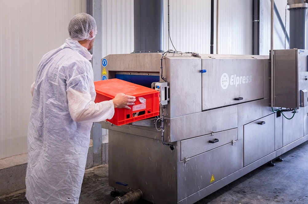 Crates washer in use at Huriko Beef