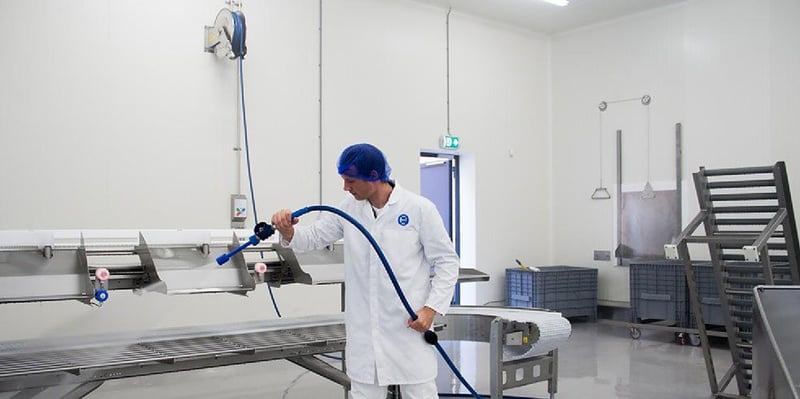 Work ergonomically in the factory with a professional stainless steel hose reel