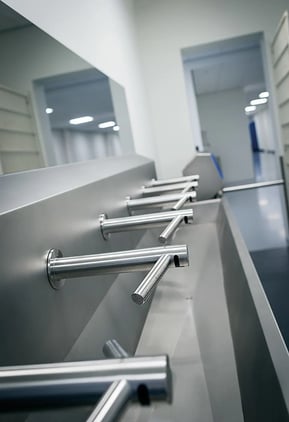 Reinigungsrinnen mit Händetrockner