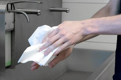 Handen drogen met papier