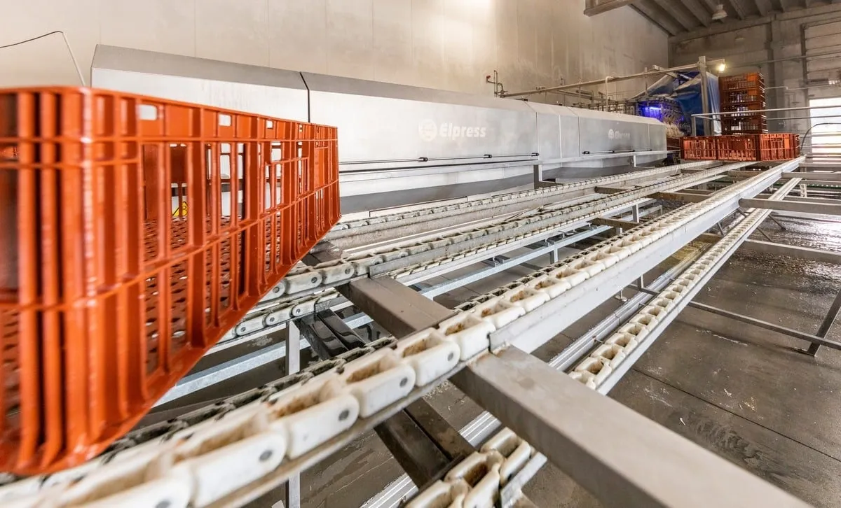 Live bird crate washer with blower unit and discharge line