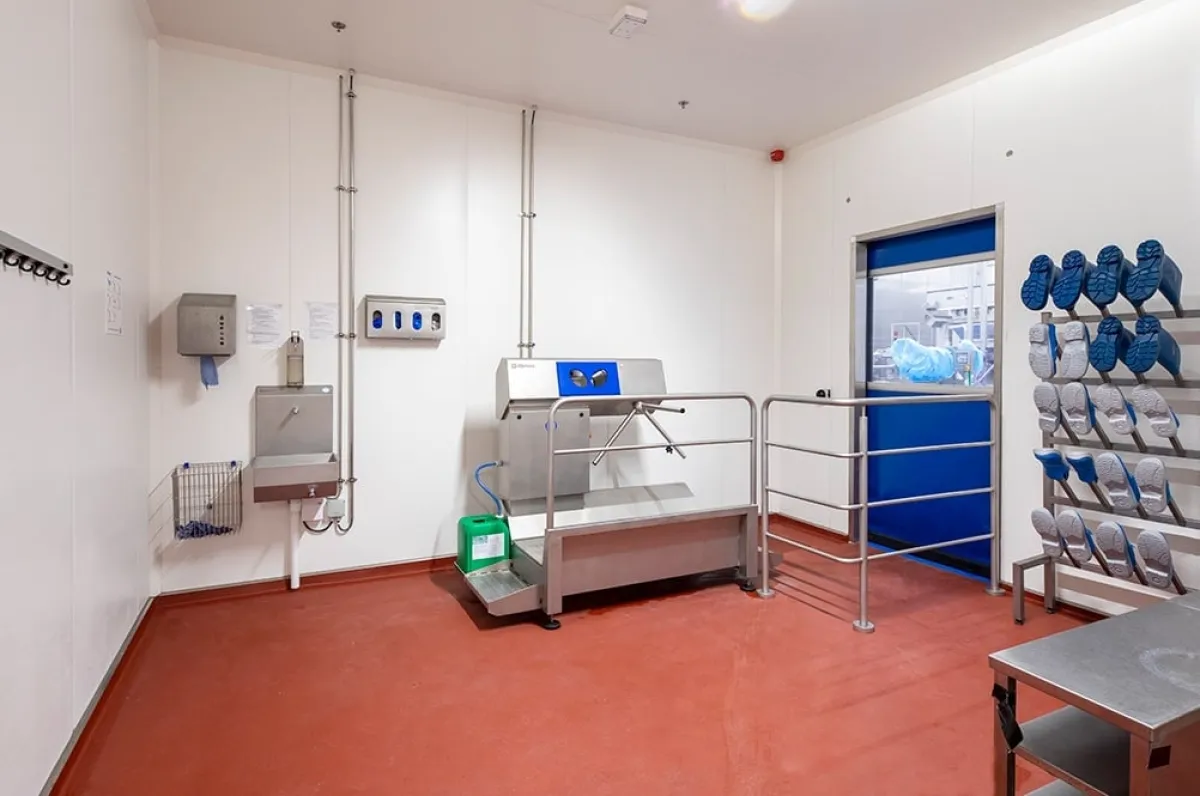 Wash basin, hygienic entrance and boot rack